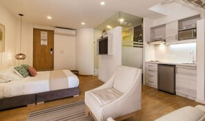 1 室のベッドルーム、セーフティボックス (室内)、デスク、アイロン / アイロン台