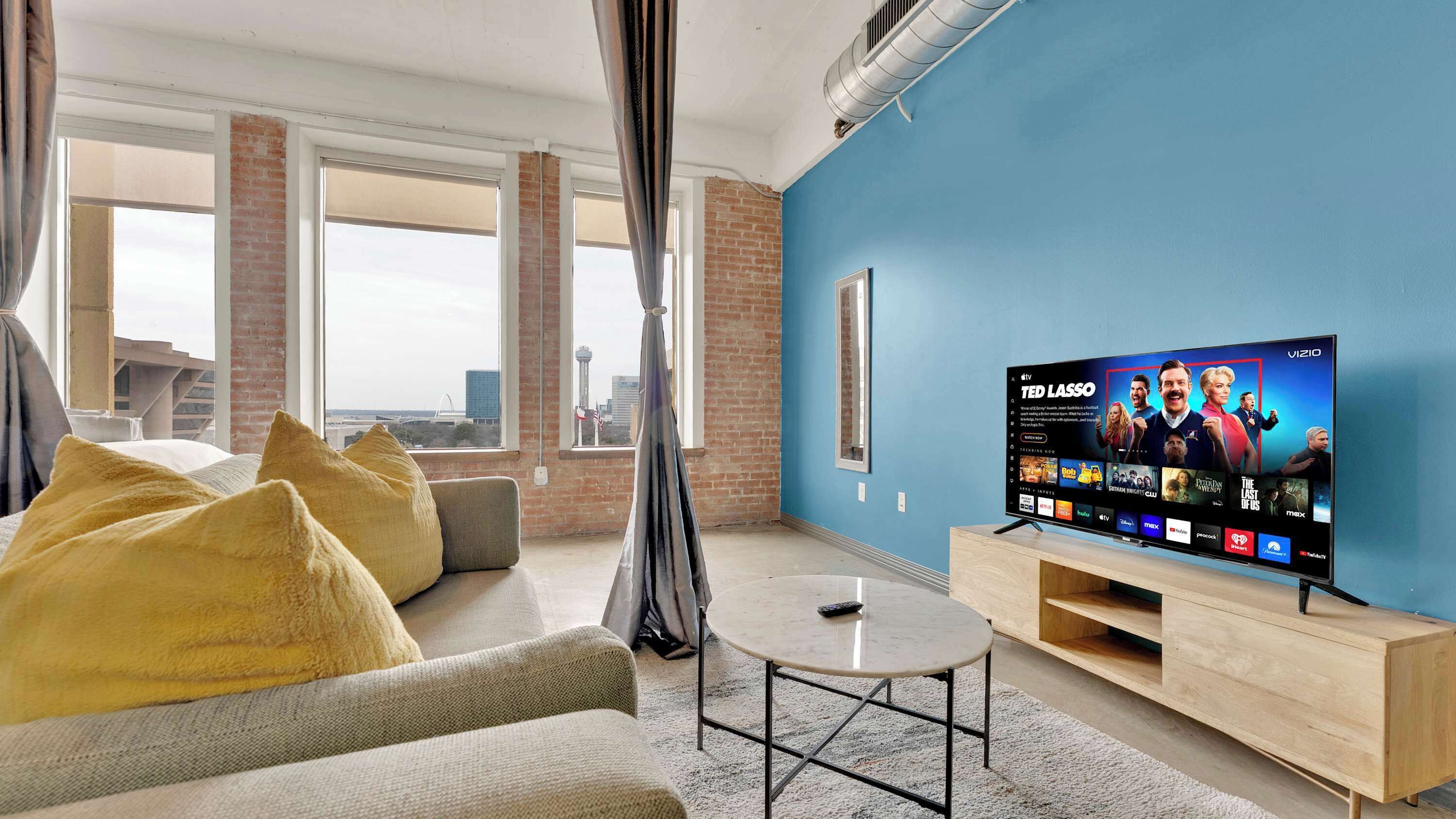 Una televisión, una oficina