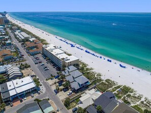 Vlak bij het strand, ligstoelen, strandlakens