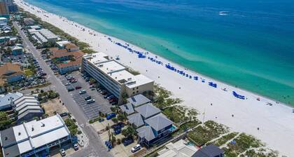 5 minutes walk to the Beach Townhome. Free Golf Cart. Fenced backyard.