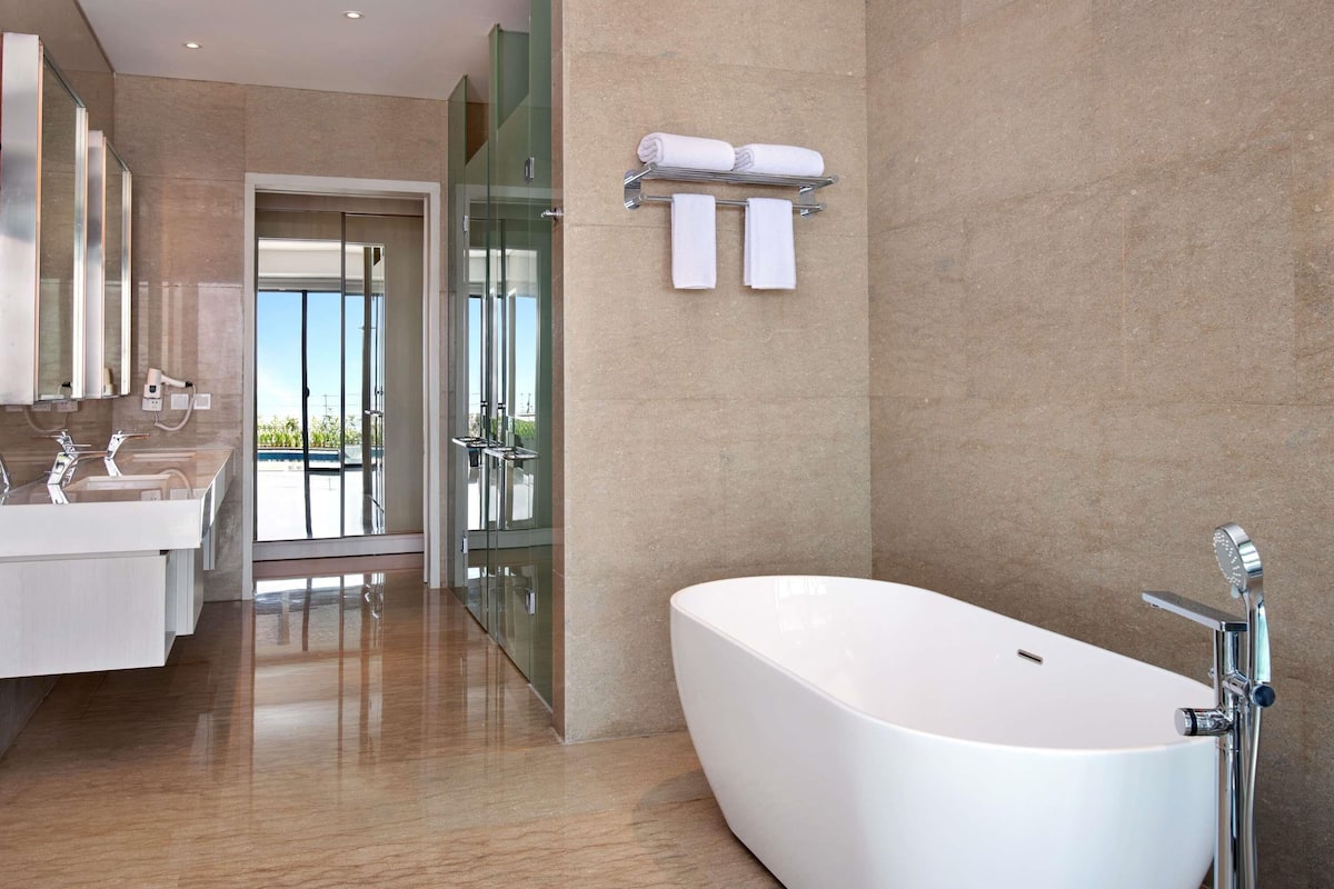 Suite, 1 Double Bed | In-room safe, free WiFi, bed sheets
