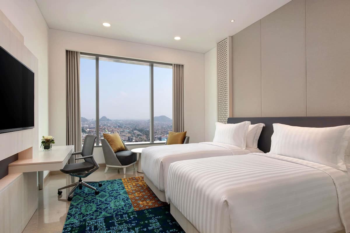 Deluxe Twin Room, 2 Twin Beds, City View | In-room safe, WiFi (free), bed sheets