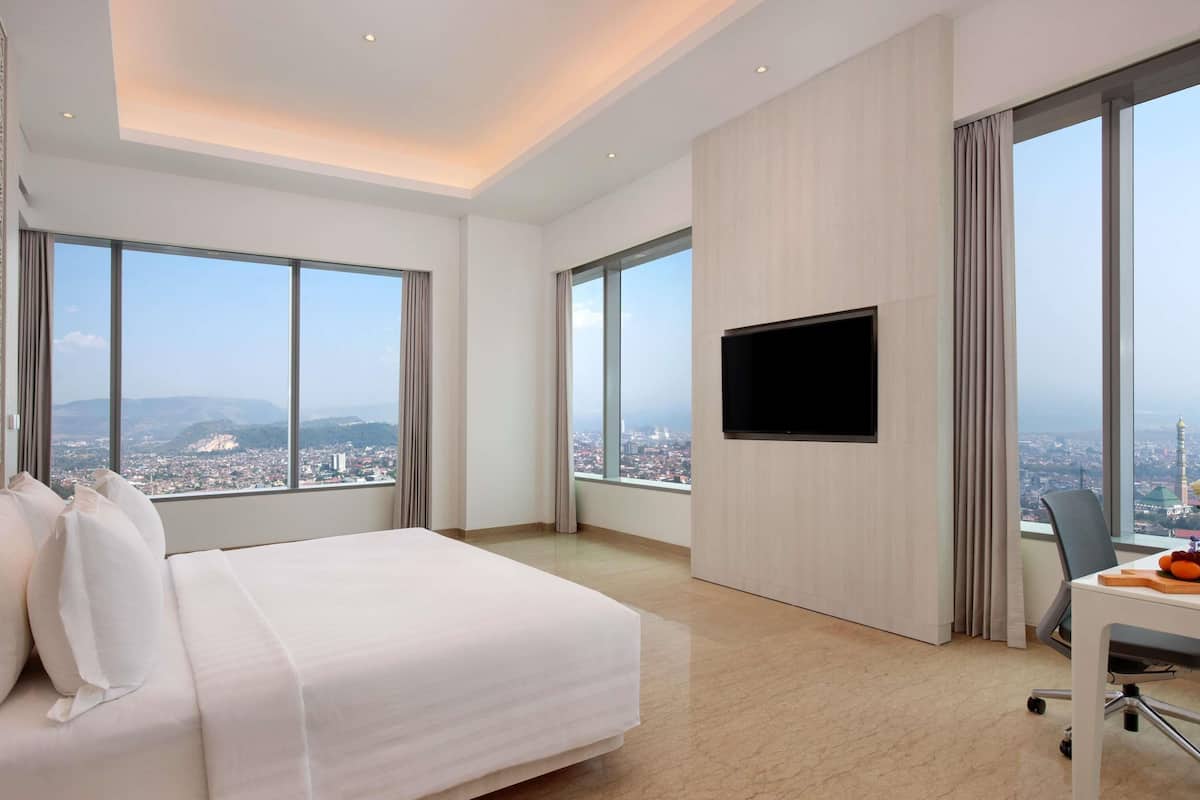 Grand Suite, Multiple Beds | In-room safe, WiFi (free), bed sheets