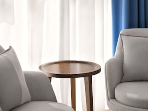 Hochwertige Bettwaren, Daunenbettdecken, Pillowtop-Betten, Minibar