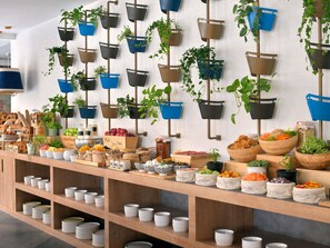 Tägliches Frühstücksbuffet gegen Gebühr