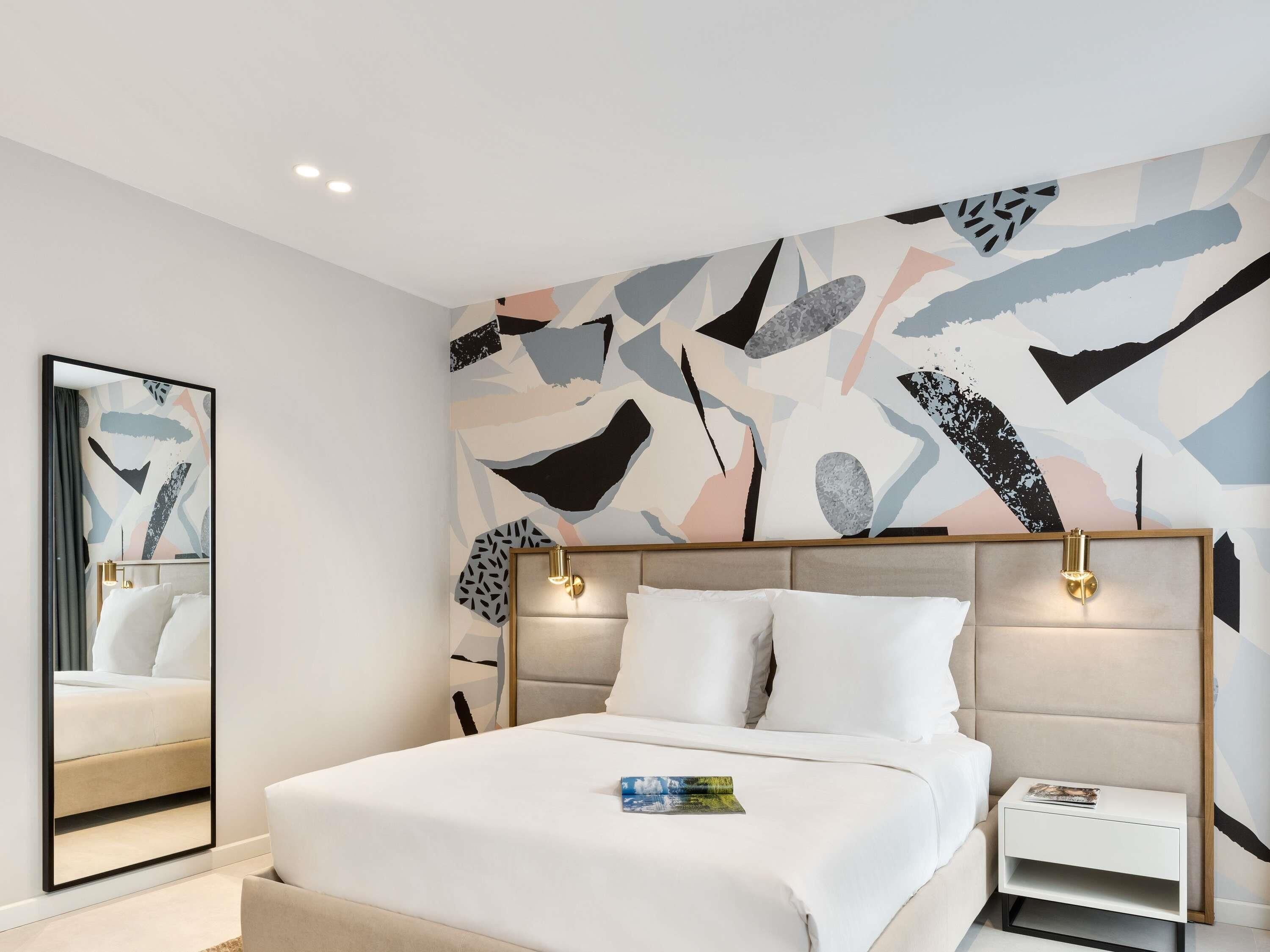 Privilege, Huone, 1 suuri parisänky, parveke | Ylelliset vuodevaatteet, minibaari, tallelokero huoneessa