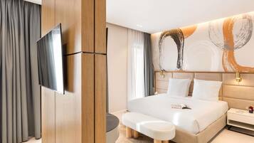 Sengetøy av topp kvalitet, minibar og safe på rommet