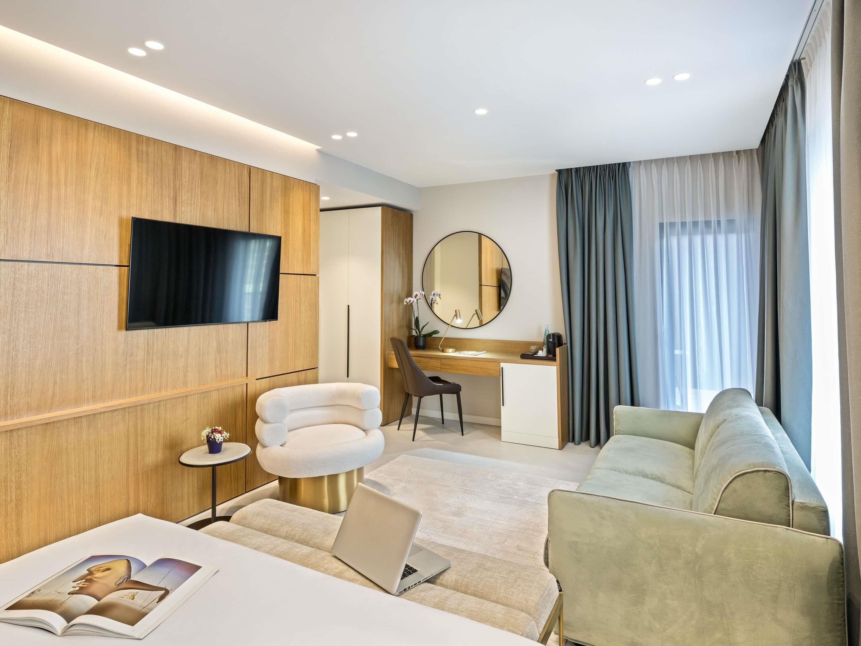 Habitación superior, 1 cama de matrimonio grande con sofá cama | Ropa de cama de alta calidad, minibar, caja fuerte