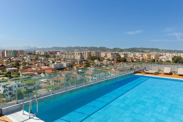 Una piscina al aire libre de temporada