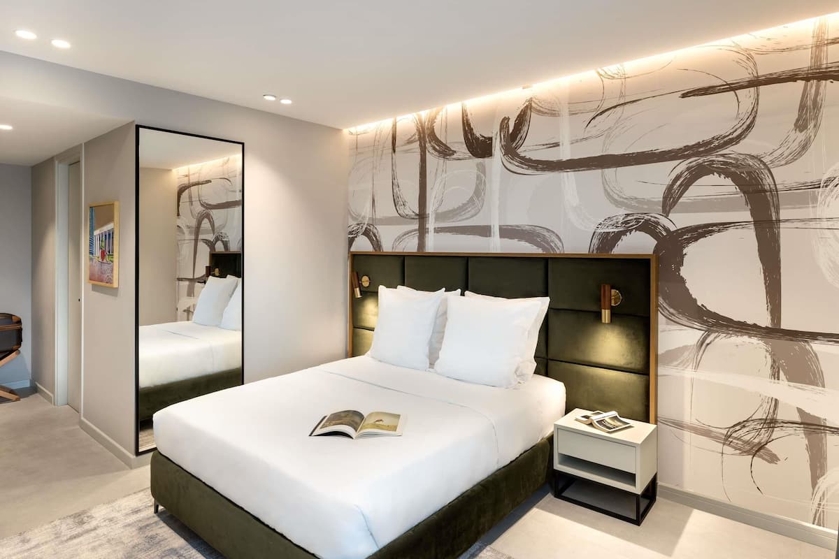 Klassieke tweepersoonskamer, 1 kingsize bed | Luxe beddengoed, een minibar, een kluis op de kamer