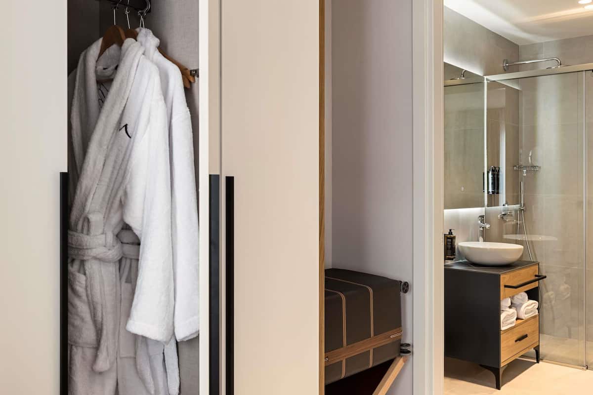 Sengetøy av topp kvalitet, minibar, safe på rommet og skrivebord