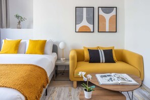 Studio | Internet - Silkhaus Modern Studio in Difc Iconic Tower Pool (Dubai)