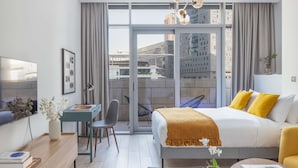 Studio - Silkhaus Modern Studio in Difc Iconic Tower Pool (Dubai)