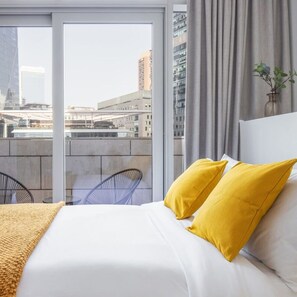 Studio | Internet - Silkhaus Modern Studio in Difc Iconic Tower Pool (Dubai)