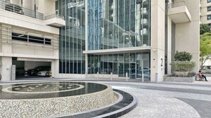 Unclassified image, 2 of 25, button - Silkhaus Large Burj Khalifa Prime View Gym Pool (Dubai)