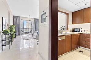 Un apartamento moderno con cocina, comedor y balcón.