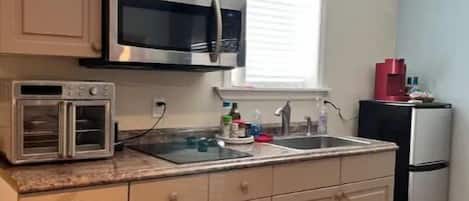 Fridge, oven, stovetop, cookware/dishes/utensils