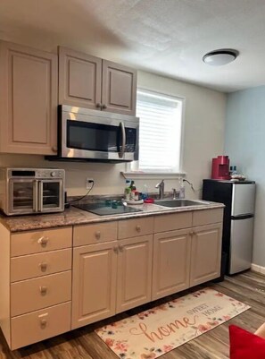 Fridge, oven, stovetop, cookware/dishes/utensils - Walla Walla Downtown Getaway (Walla Walla)