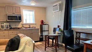 A compact living space with a kitchenette, a dining area, and a seating area. - Walla Walla Downtown Getaway (Walla Walla)
