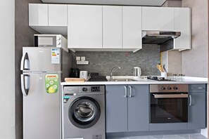 Studio, Accessible - Silkhaus Chic Kitchen Pool Gym Art Gardens (Dubai)