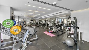 Ein modernes Fitnessstudio mit unterschiedlichen Trainingsgeräten, darunter Kraftgeräte und Kurzhanteln.