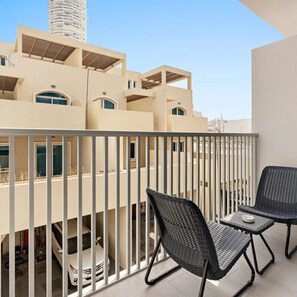 Studio | Internet - Silkhaus Modern Building With Pool Large Studio (Dubai)