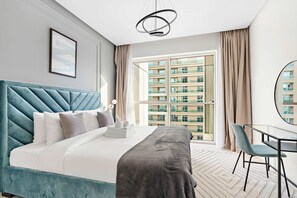 House, Accessible | 1 bedroom, Internet - Silkhaus Chic in West Avenue Pool Gym Access (Dubai)