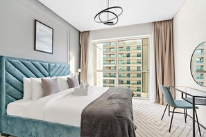 House, Accessible | 1 bedroom, Internet - Silkhaus Chic in West Avenue Pool Gym Access (Dubai)