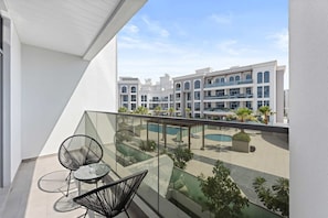Internet - Silkhaus Modern In-house Kitchen Pool Art Gardens (Dubai)