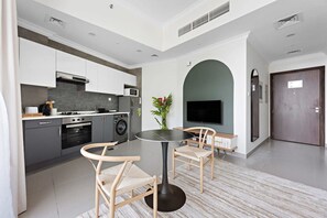 Internet - Silkhaus Modern In-house Kitchen Pool Art Gardens (Dubai)