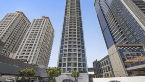 A tall, modern high-rise building with a clear sky. - Silkhaus Luxurious Studio in Studio One Tower (Dubai)