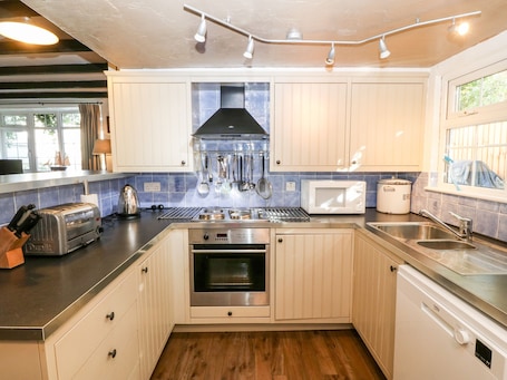 Refrigerador, lavavajillas, tetera eléctrica y tostadora