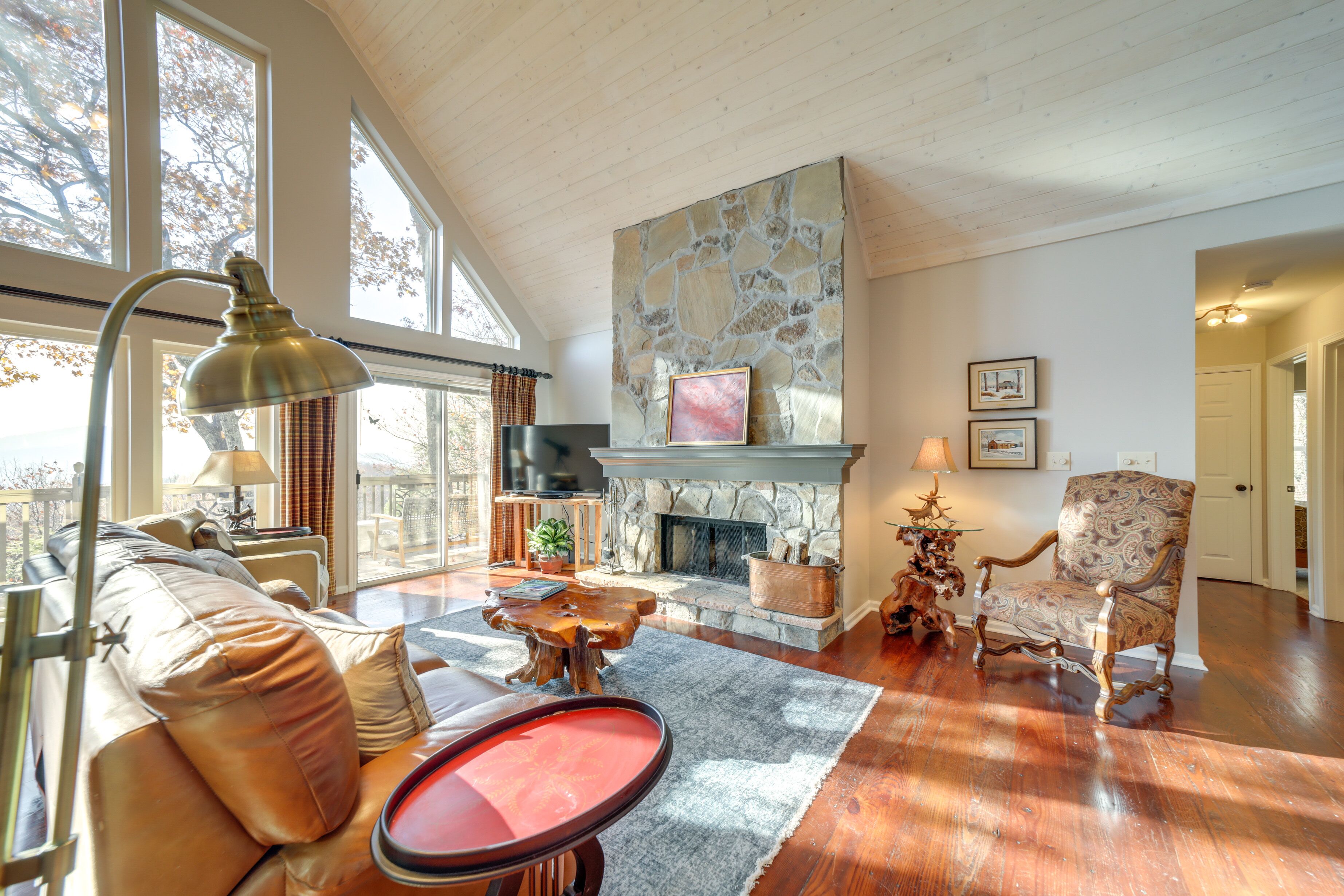Sapphire Cabin w/ Screened Porch & Mountain View!