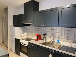 Réfrigérateur, micro-ondes, four, plaque de cuisson