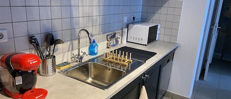 Frigorifero, microonde, forno, piano cottura