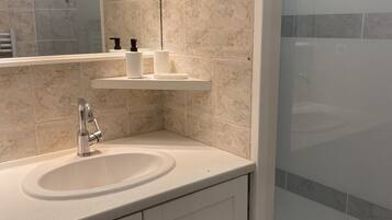 Douche, serviettes fournies, papier toilette