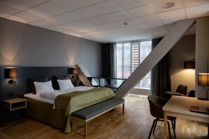 1 habitación, escritorio y espacio para trabajar con laptop 