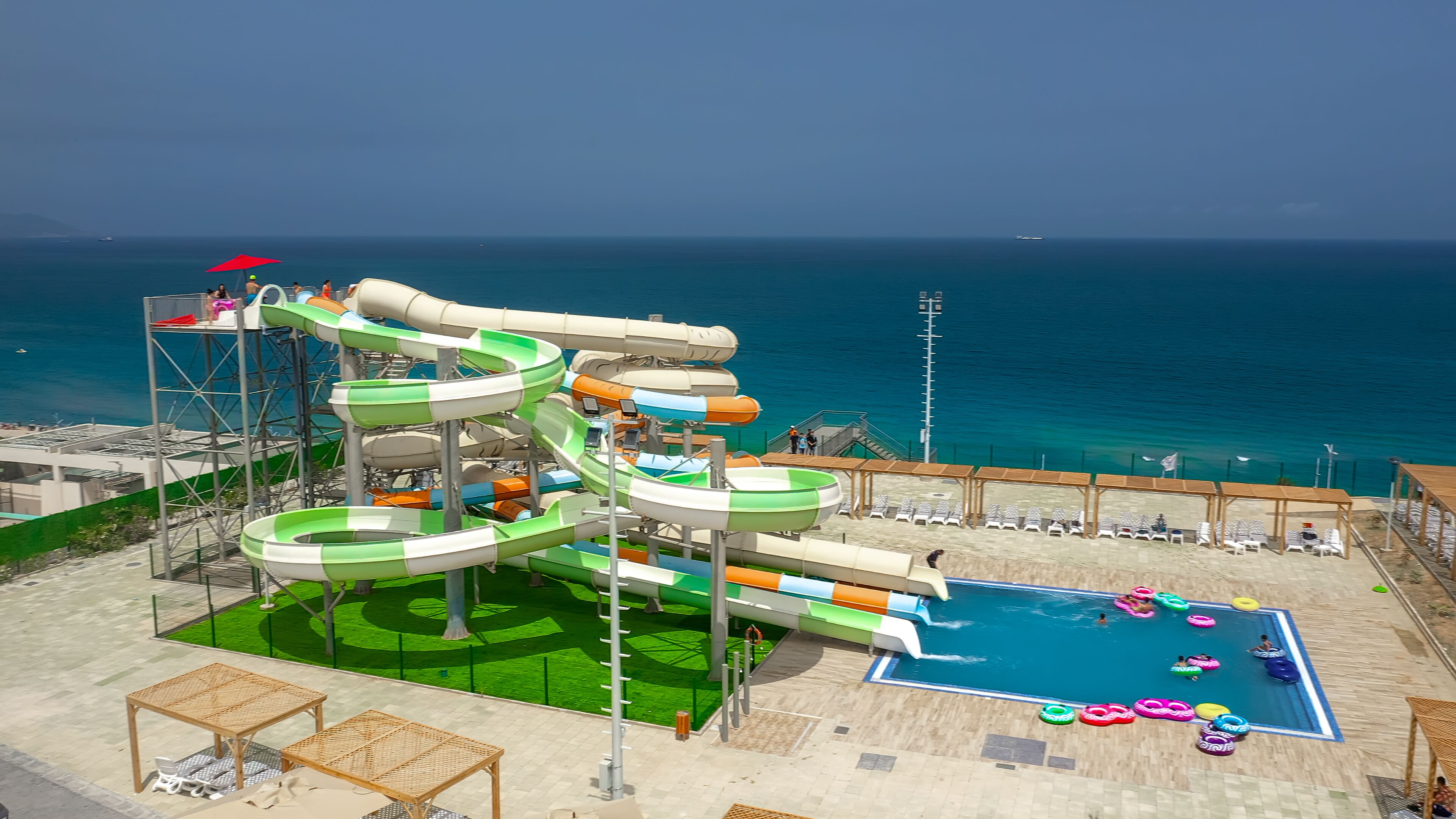 2 piscines couvertes, 5 piscines extérieures