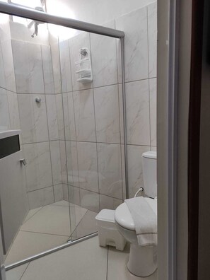 Chuveiro, toalhas de banho, papel higiênico