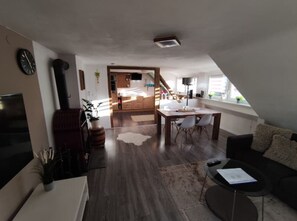 TV connectée, cheminée, livres