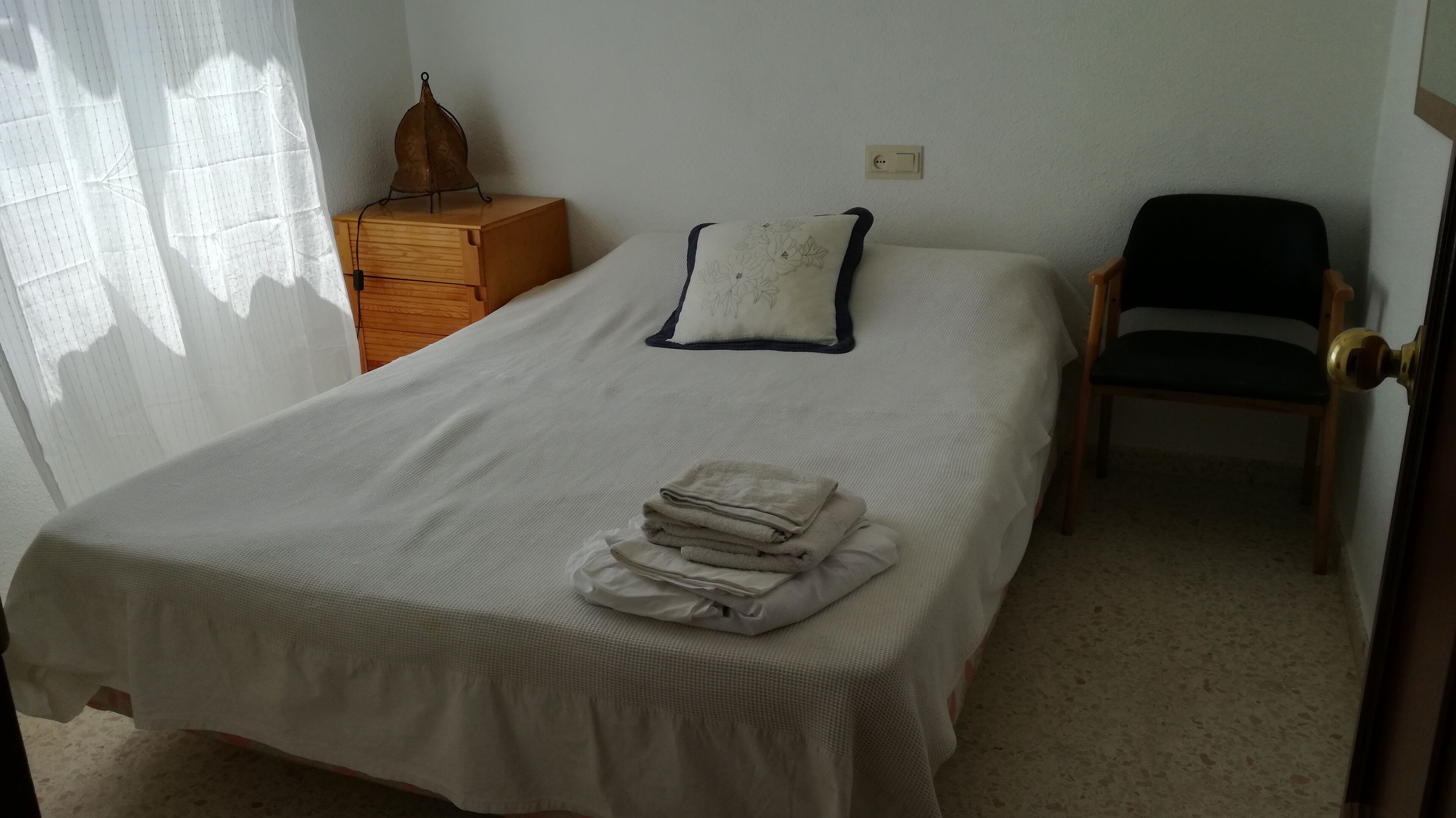 4 habitaciones, escritorio, tabla de planchar con plancha y wifi gratis 