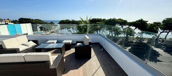 Central apartment facing the sea