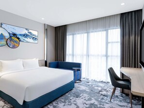 Suite familiar (1 double bed and 2 single beds) | Caja fuerte, sistema de insonorización, wifi gratis y ropa de cama