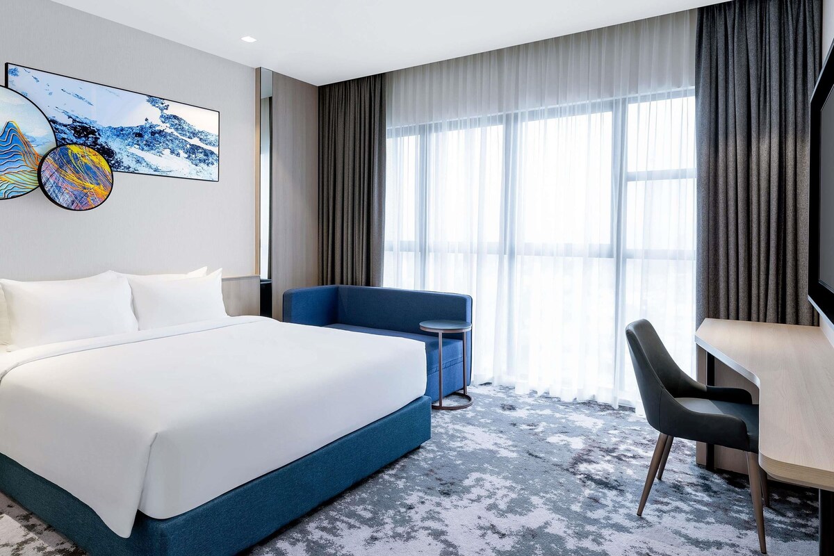 Familiesuite (1 double bed and 2 single beds) | Safe på rommet, lydisolert, wi-fi (inkludert) og sengetøy