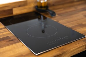 Fridge, oven, stovetop, coffee/tea maker - One of a kind Romantic Luxe Retreat, 8 Minutes to Emerald Beach, Outdoor Haven (Navarre)