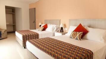 Superior-Zweibettzimmer, 2 Queen-Betten | 1 Schlafzimmer, Schreibtisch, schallisolierte Zimmer, kostenloses WLAN