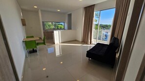 Leilighet – superior | Oppholdsområde | Flatskjerm-TV