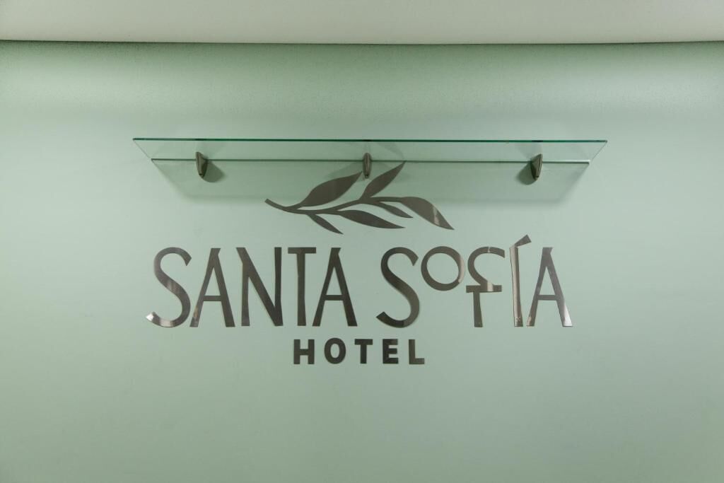Santa Sofia -hotellin kyltti, jossa hotellin nimen yläpuolella on lehtikuviota.