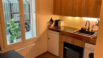 Kühlschrank, Ofen, Wasserkocher mit Kaffee-/Teezubehör