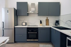 Kjøleskap, ovn og kaffetrakter/tekoker